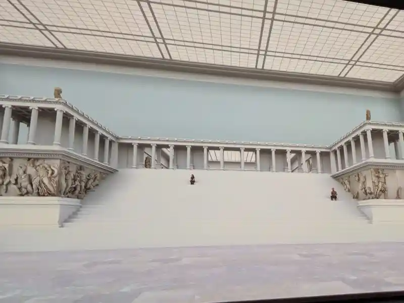 Pergamon altar, 3D reconstruction, side middle view